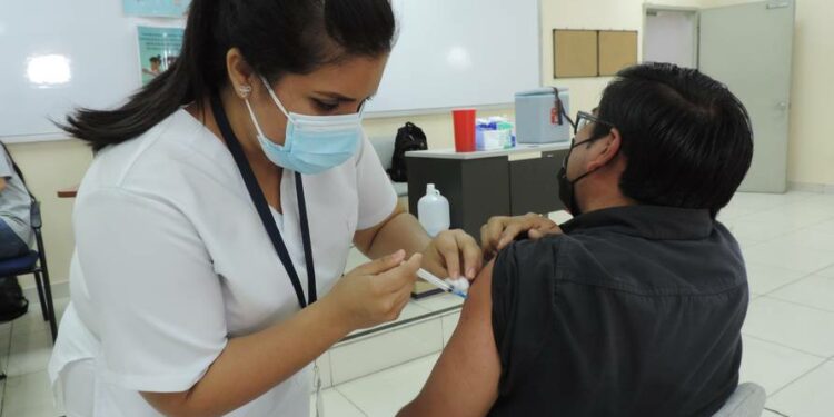 En Guayaquil se inicia la aplicación de dosis de refuerzo de vacuna contra el COVID-19 a trabajadores del sector turístico | Comunidad | Guayaquil