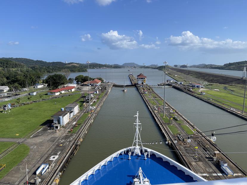 El Silver Moon de Silversea transitando por el Canal de Panamá. (Gregorio Mayí/ Especial para GFR Media)