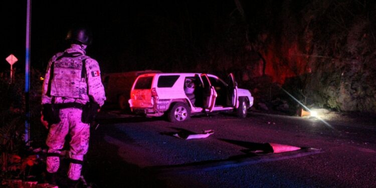 Enfrentamiento entre policías y grupo delictivo deja 7 muertos