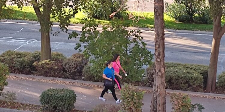 mujeres paseando