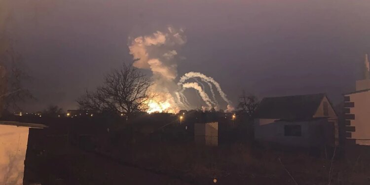 Fuertes explosiones se escuchan en Kiev durante la segunda noche de la invasión de Rusia a Ucrania