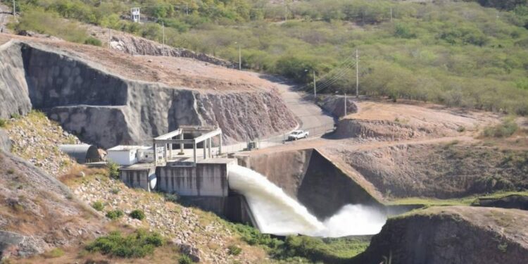 Habrá agua hasta en sequías con canales de riego, asegura diputado