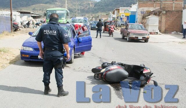 Hospitalizan a Mujer Motociclista que Chocó en el Crucero de Los Monos