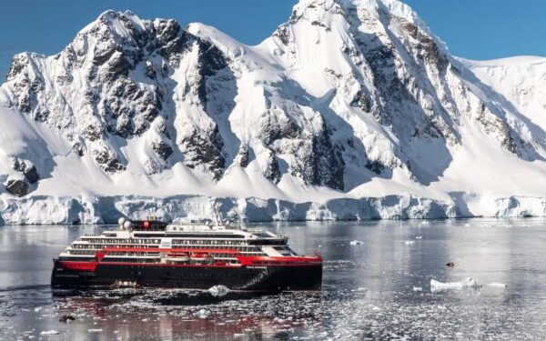 Hurtigruten Expeditions anuncia cruceros de polo a polo con paso por puertos chilenos