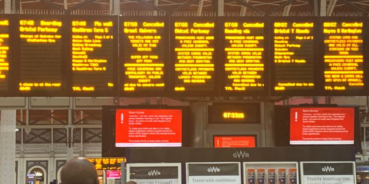 Interrupción de los viajes por la tormenta Eunice: líneas de tren cerradas y vuelos cancelados cuando la tormenta golpea el Reino Unido con vientos de 90 mph