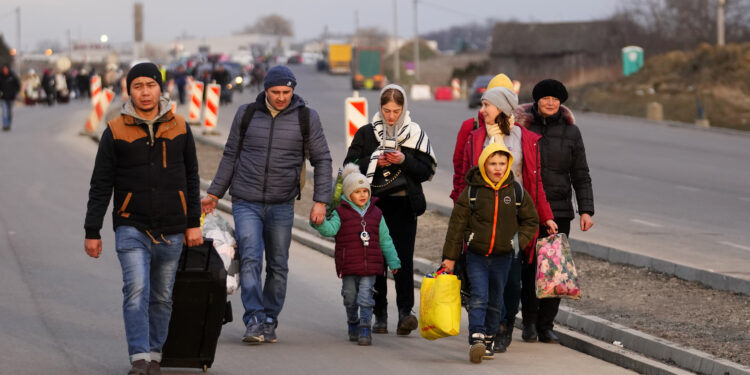Invasión a Ucrania: ¿Está Europa preparada para una nueva oleada de refugiados ucranianos que huyen de la guerra? | Noticias Univision Mundo