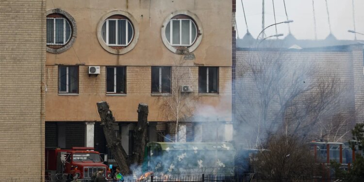 Invasión de Rusia a Ucrania en VIVO: Fuertes explosiones se escuchan en Kiev durante la segunda noche de la invasión de Rusia a Ucrania
