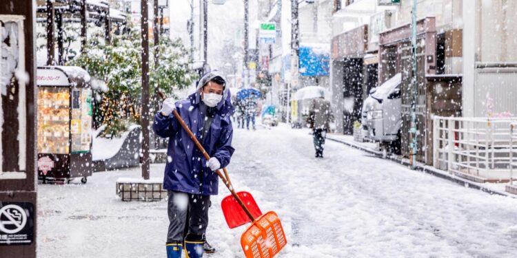 Japón cancela 683 viajes de tren y 134 vuelos por las nevadas en Hokkaido