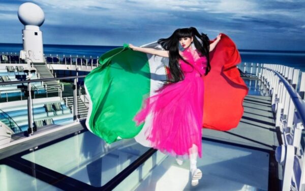 Jessica Minh Anh presenta desfile de moda sostenible en Costa Toscana