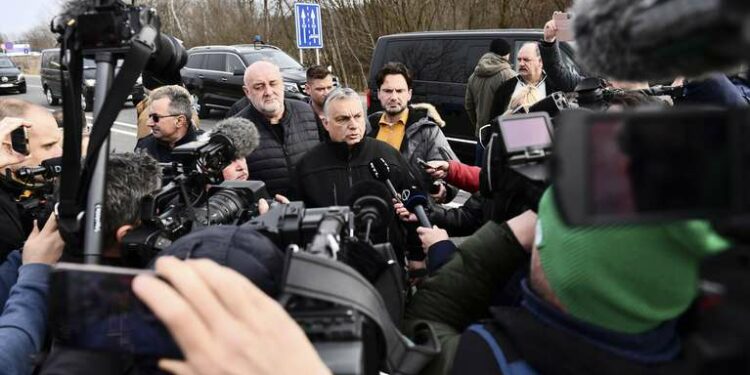 El primer ministro húngaro, Viktor Orban, habla con periodistas durante una visita a los cruces fronterizos de su país con Ucrania, en Beregsurany, Hungría, el sábado 26 de febrero de 2022. (AP Foto/Anna Szilagyi)