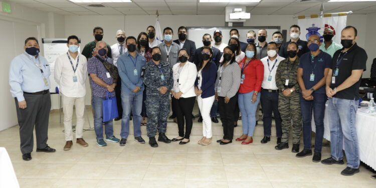 La Guardia Costera de Estados Unidos imparte un curso a funcionarios panameños