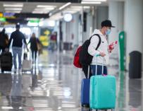 Un turista procedente de Alemania desembarca en el aeropuerto de Palma.