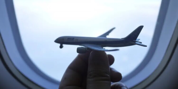 Las curiosas razones por la que hay que levantar las persianas de las ventanillas del avión al despegar y al aterrizar