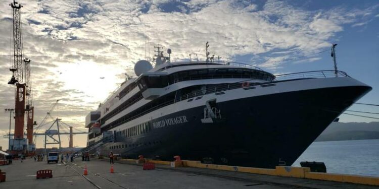 Llega a Honduras crucero portugués Voyager
