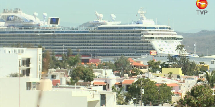 Llega crucero al puerto de Mazatlán con 1,301 pasajeros