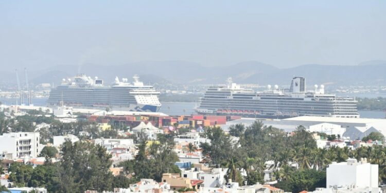 Llegan dos cruceros turísticos a Mazatlán con más de 4 mil personas