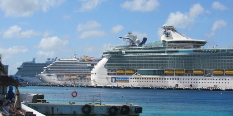Llegan más de tres mil turistas en cuatro cruceros a Cozumel