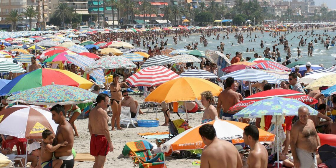 Los turistas británicos celebran la relajación de reglas para viajar a España - En el mundo