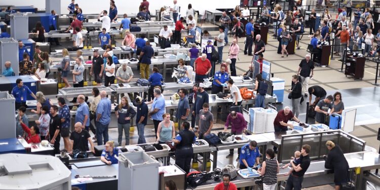 Los viajes aéreos de fin de semana festivo aumentan a los niveles más altos desde el Día de Acción de Gracias a medida que los casos de Covid continúan cayendo