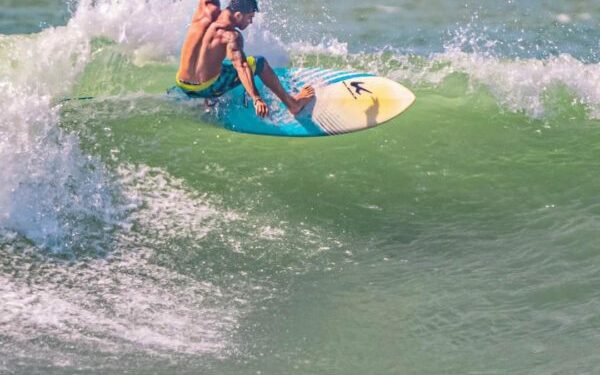 Surfista en Máncora Foto:@andrexxx111 /Instagram