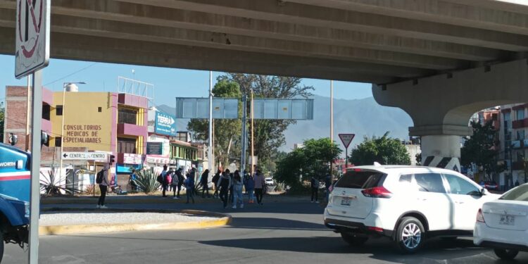 Manifestantes afectan vialidad en crucero de Cinco Señores