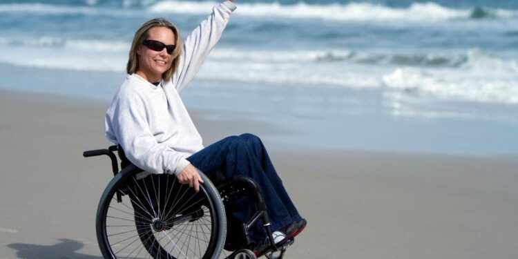 Persona con discapacidad en silla de ruedas realizando turismo accesible