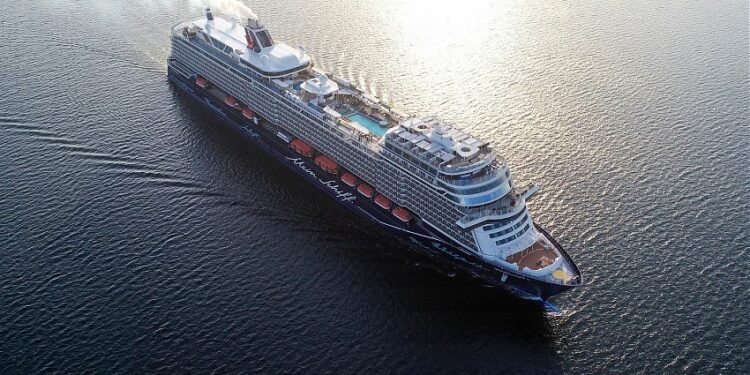 Mein Schiff 1 cambiará tripulación contagiada con Covid-19 en parada técnica en Islas Canarias
