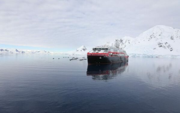 Multan a Hurtigruten por brote de Covid-19 en crucero en 2020