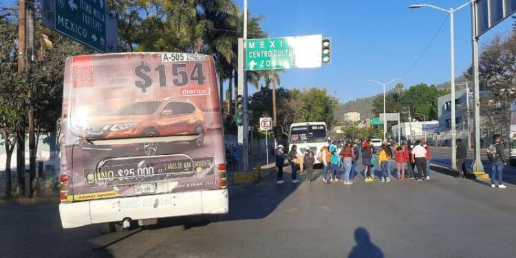 Normalistas bloquean crucero en capital oaxaqueña, exigen plazas sin presentar examen y sin títulos – Primera Línea