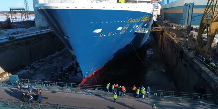 Nuevo crucero de Carnival flota por primera vez en astillero Meyer Turku