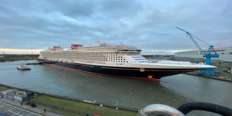 Nuevo crucero de Disney es trasladado para finalizar su construcción