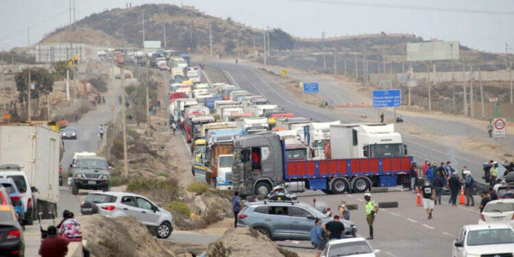 Paro de camioneros: Congestión en rutas y suspensión de viajes interurbanos en la región