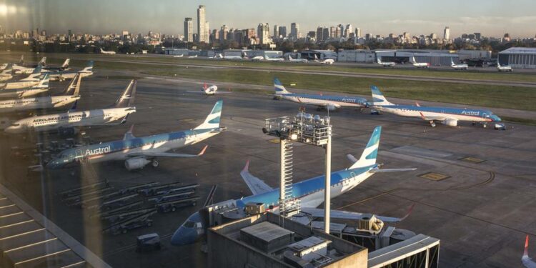 Paro de controladores aéreos en Argentina afecta a más de 12 mil pasajeros