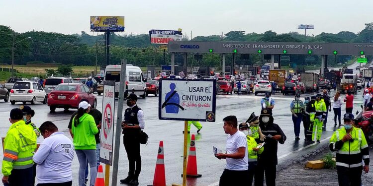 Peaje de Chongón, con alto flujo vehicular por viajeros que se dirigen a balnearios de Guayas y Santa Elena | Comunidad | Guayaquil