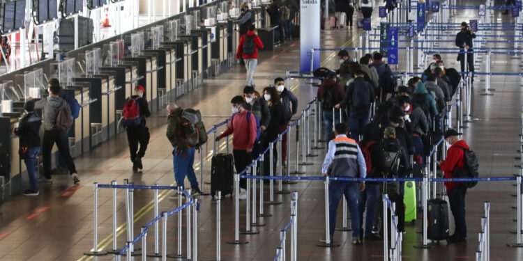 Por explosión Covid: EEUU aconsejó a sus ciudadanos evitar los viajes a Chile