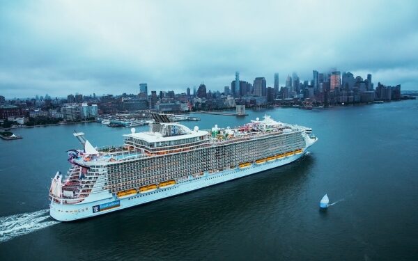 Puertos base en EE.UU. permiten licencia en tierra a tripulación de Royal Caribbean