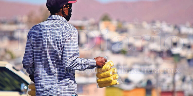 Recorren cruceros para ofrecer elotes