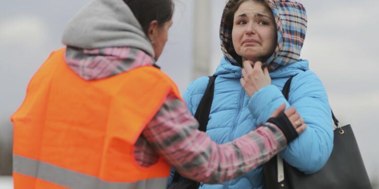 Refugiados de Ucrania caminan 43 millas en un viaje de 20 horas a Polonia mientras miles continúan huyendo de la invasión de Rusia