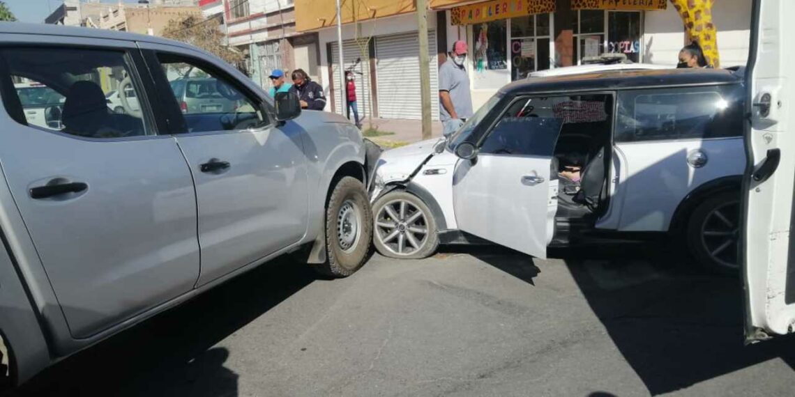 Una palma cubre el señalamiento de Alto en la calle Falcón, impidiendo a los conductores verlo.