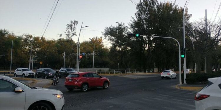 Reparan semáforos de crucero de carretera a Colotlán y Tesistán