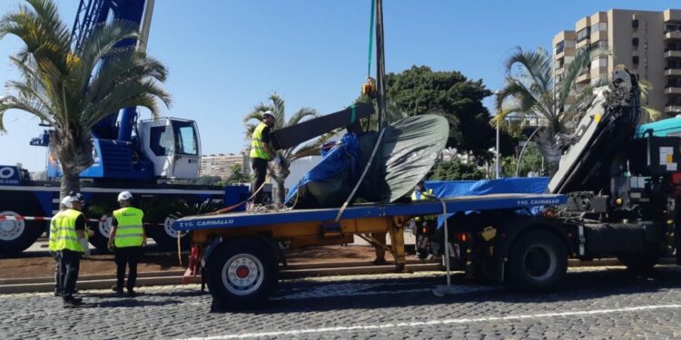 Retiran la hélice del crucero Canarias, vestigio franquista, del espacio público de Santa Cruz