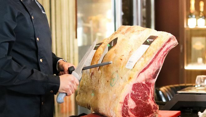 Los chuleteros de buey de Minhota llegados a Rocacho pesan 35 kg y han sido madurados durante casi 4 meses.