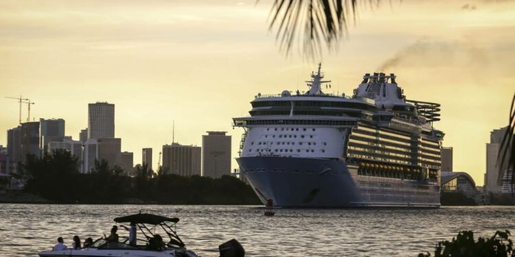 Royal Caribbean registra nueva pérdida; ómicron pesa en las reservas de cruceros