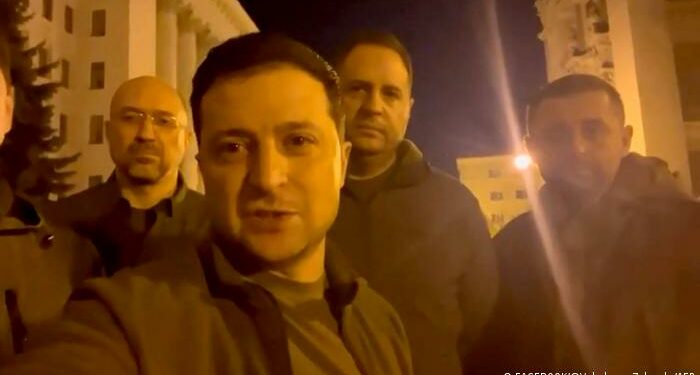 El presidente ucraniano Volodimir Zelensky compartió este viernes (25.02.2022) un video de él y sus líderes más cercanos parados fuera del palacio presidencial. Estamos todos aquí, dijo a la cámara, disipando los rumores de que había huido de la capital mientras las fuerzas rusas avanzaban. Estamos defendiendo nuestra independencia, nuestro Estado y lo seguiremos haciendo, expresó desafiante.