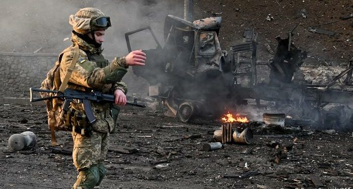Un soldado ucraniano camina entre ruinas causadas por bombardeos en Kiev. (26.02.2022).