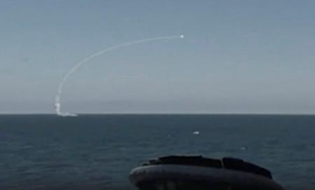 Un barco de la armada rusa lanza un barco de superficie nacional y un misil antibuque lanzado desde un submarino 3M54 Kalibr/Klub durante los ejercicios de las fuerzas de disuasión estratégica rusas en Rusia