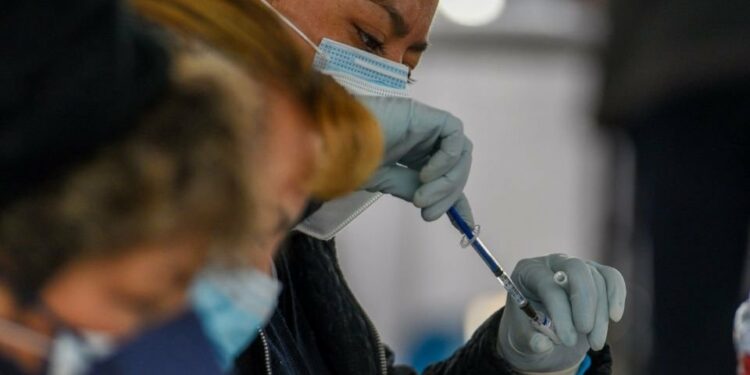 Salud detecta 7 mil casos recientes de COVID; tendencia disminuye 48%