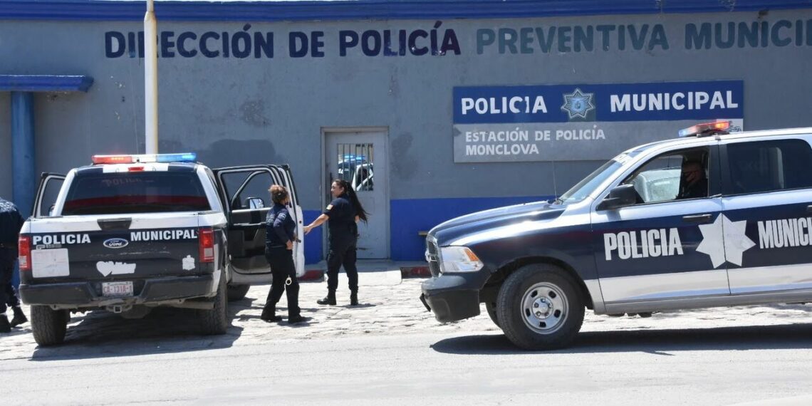 Cuatro elementos de la policía preventiva municipal de Monclova fueron acusados de extorsionar al chofer de un autobús. (SERGIO A. RODRÍGUEZ)