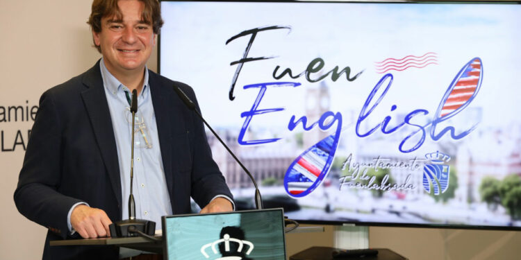 El alcalde de Fuenlabrada, Javier Ayala, en la presentaci&oacute;n del programa FuenEnglish
