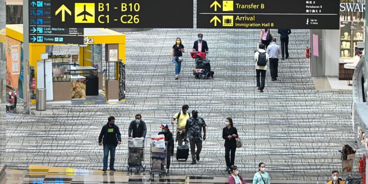 Singapur tiene como objetivo permitir viajes sin cuarentena para todos los visitantes vacunados después de que omicron disminuya